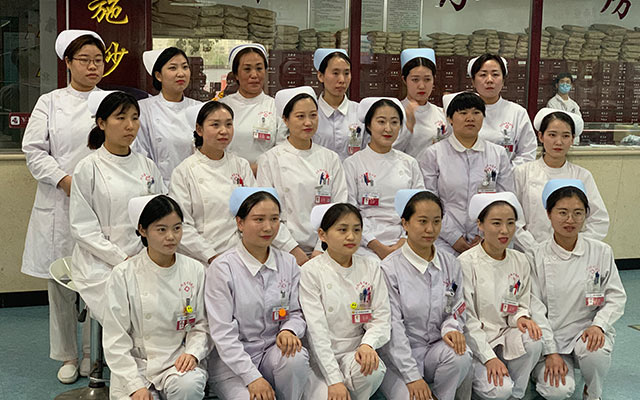 【5.12护士节】千亿体育官网,APP下载举办茶话会白衣天使受表彰(图1)